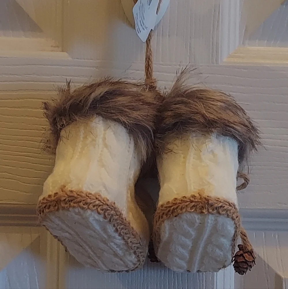 Wooly Fur Winter Boots Ornament Bag Charm - 2021 REALISTIC LOOK & FEEL BNWT